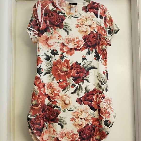 Dice Dresses & Skirts - NWOT floral circle hem mini dress w/side slits